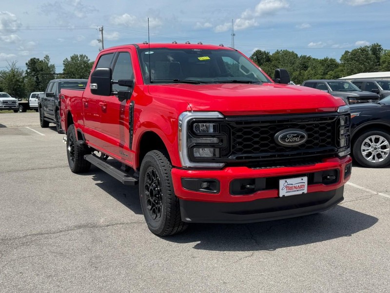 Ford Super Duty F-250 SRW Vehicle Full-screen Gallery Image 2