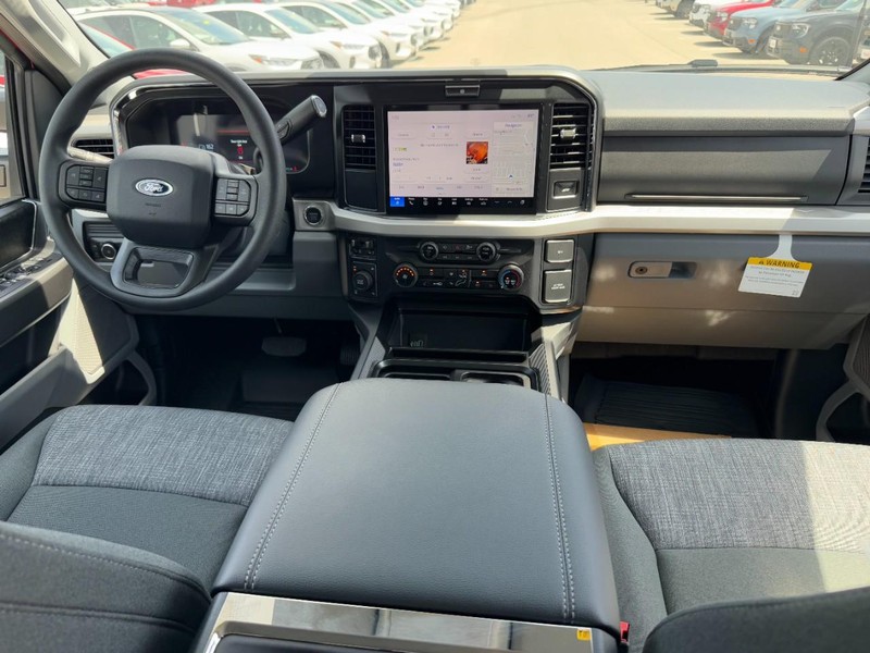 Ford Super Duty F-250 SRW Vehicle Full-screen Gallery Image 6