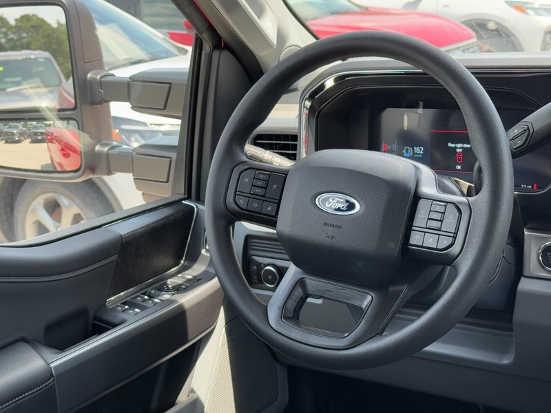 Ford Super Duty F-250 SRW Vehicle Full-screen Gallery Image 7