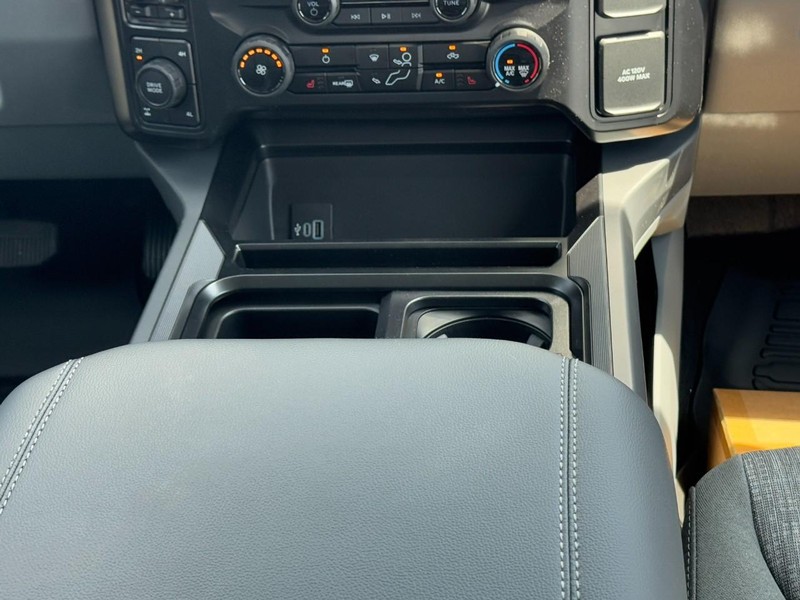 Ford Super Duty F-250 SRW Vehicle Full-screen Gallery Image 9