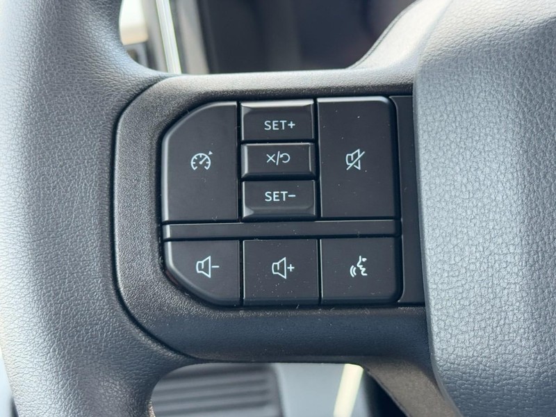 Ford Super Duty F-250 SRW Vehicle Full-screen Gallery Image 10
