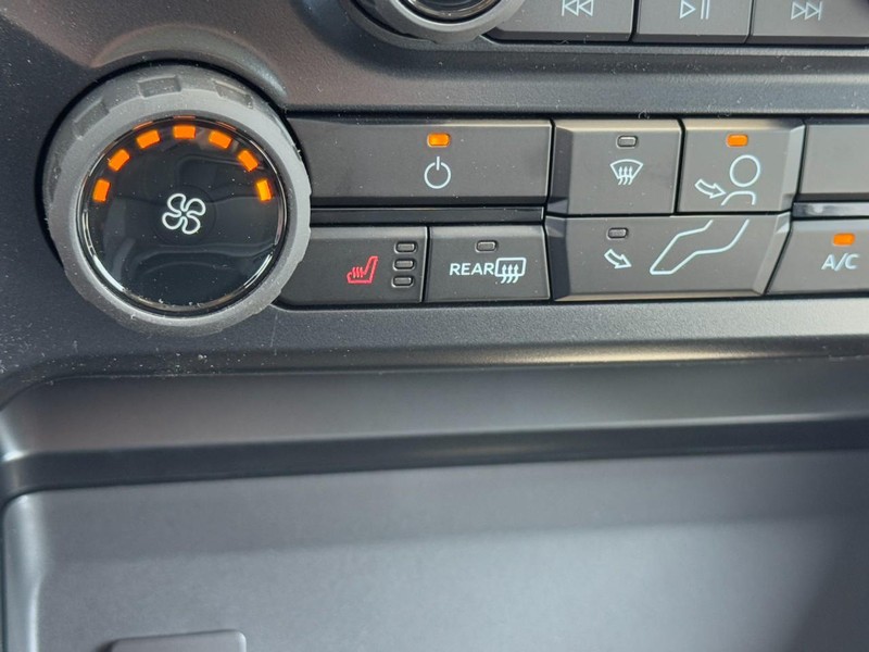 Ford Super Duty F-250 SRW Vehicle Full-screen Gallery Image 13