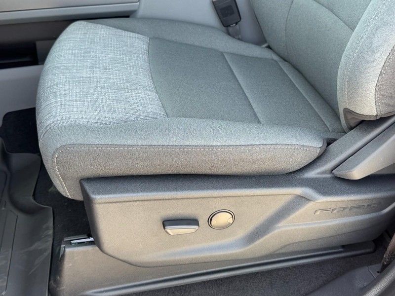 Ford Super Duty F-250 SRW Vehicle Full-screen Gallery Image 16