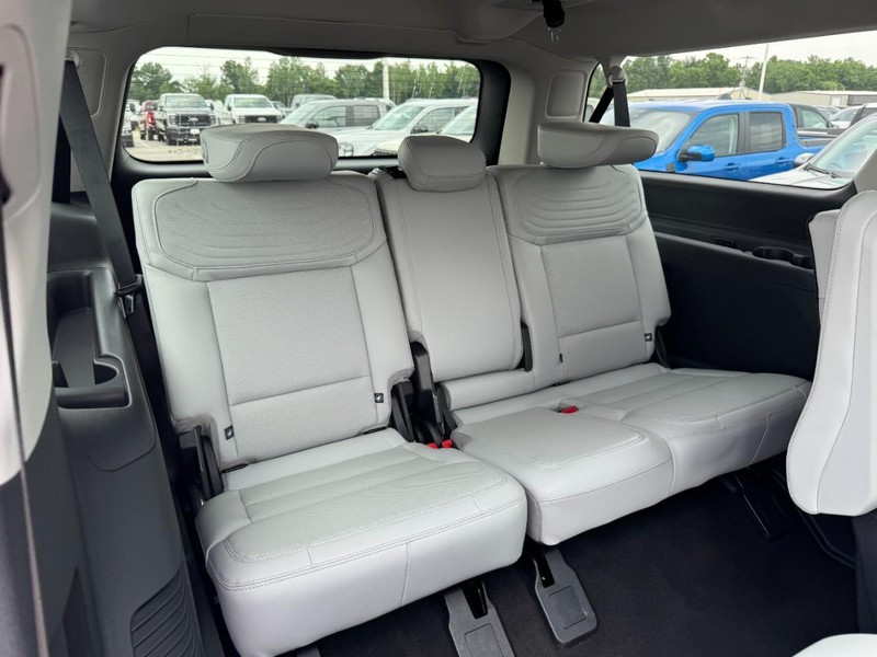 Ford Expedition Max Vehicle Image 11