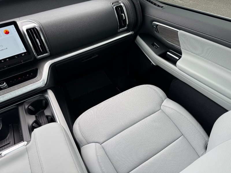 Ford Expedition Max Vehicle Image 16