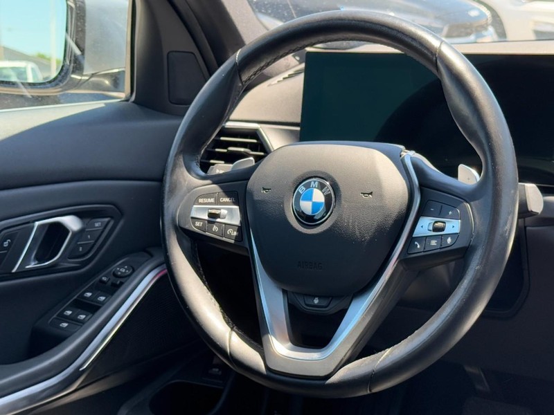 BMW 3 Series Vehicle Image 13