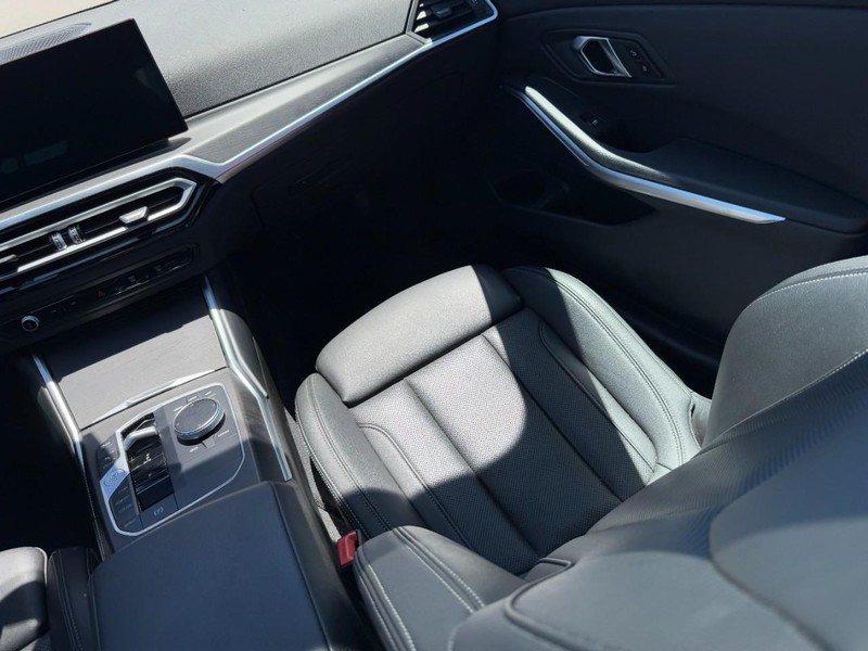 BMW 3 Series Vehicle Image 16