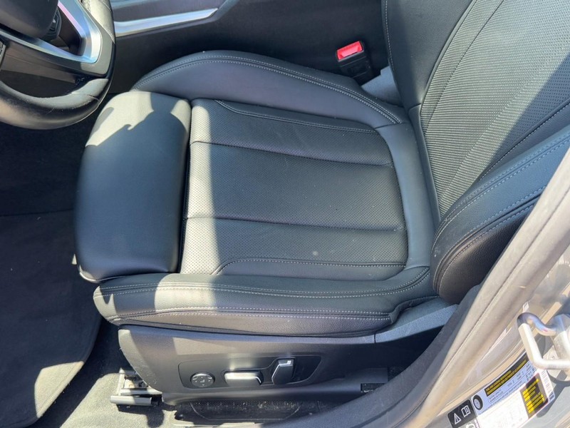 BMW 3 Series Vehicle Image 24