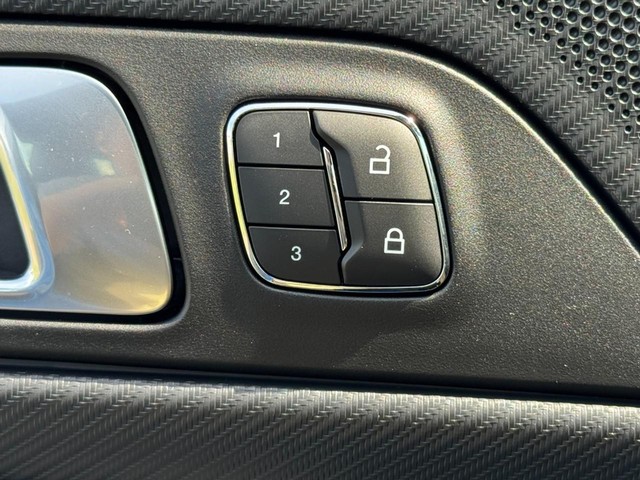 Ford Mustang Vehicle Full-screen Gallery Image 11