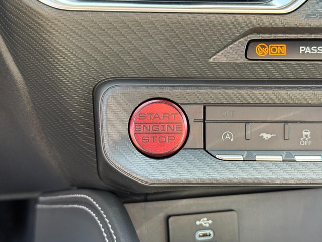 Ford Mustang Vehicle Full-screen Gallery Image 16