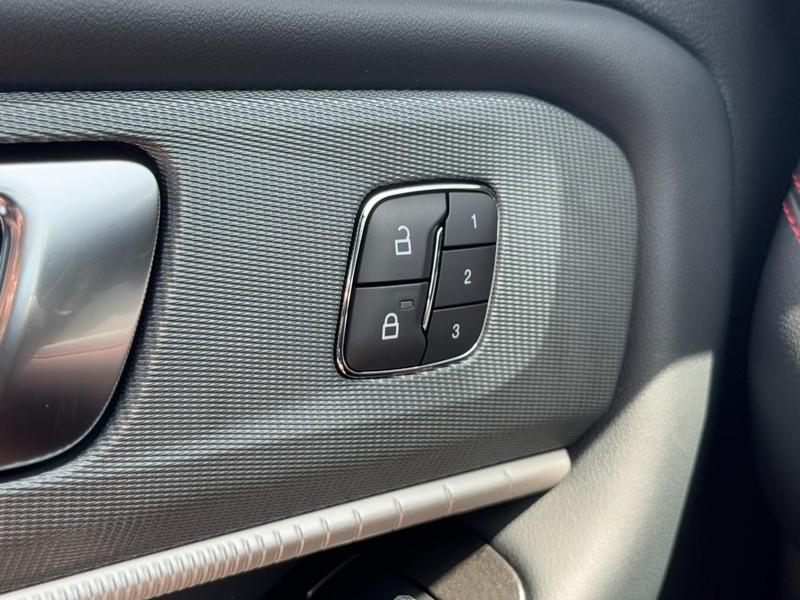 Ford Explorer Vehicle Image 12