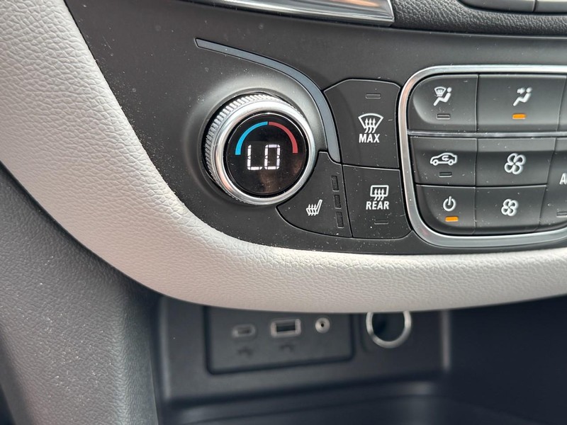 Chevrolet Equinox Vehicle Full-screen Gallery Image 19