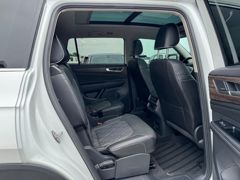 Volkswagen Atlas Vehicle Full-screen Gallery Image 10