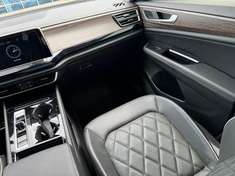 Volkswagen Atlas Vehicle Full-screen Gallery Image 16