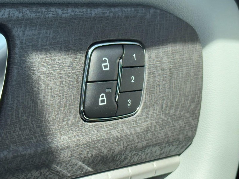 Ford Explorer Vehicle Image 11