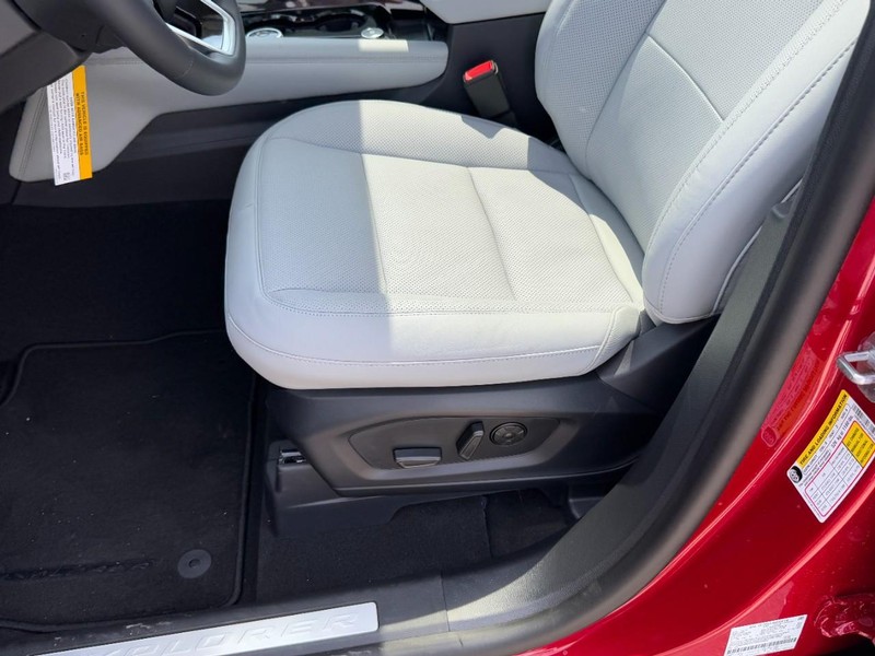 Ford Explorer Vehicle Image 18
