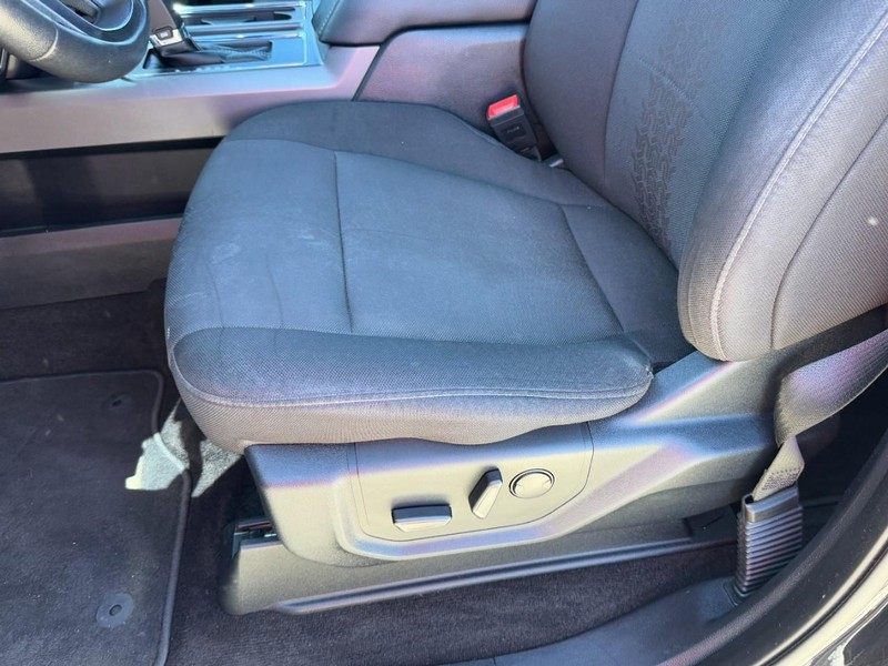 Ford F-150 Vehicle Full-screen Gallery Image 24