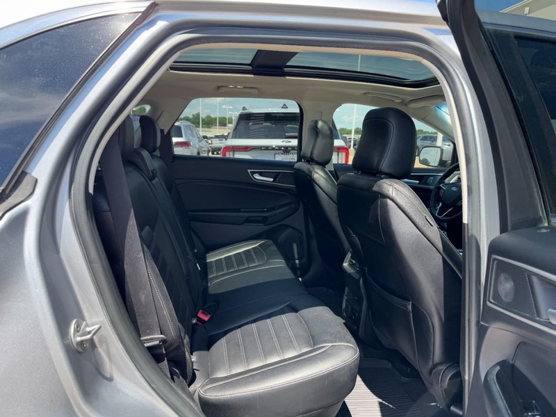 Ford Edge Vehicle Full-screen Gallery Image 10