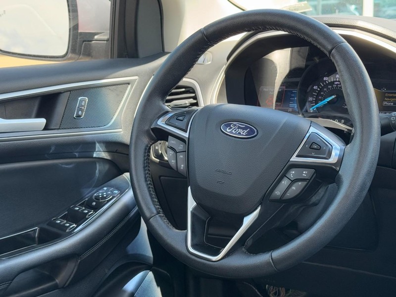 Ford Edge Vehicle Full-screen Gallery Image 12