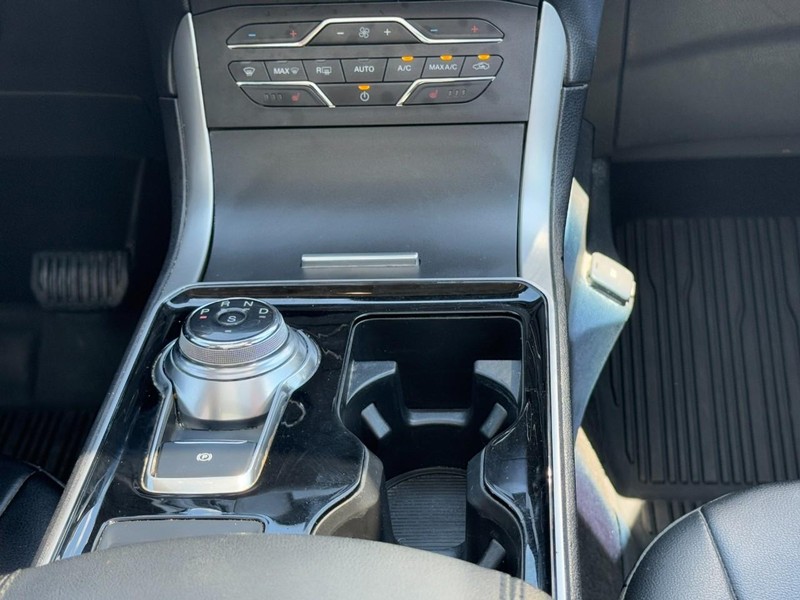 Ford Edge Vehicle Full-screen Gallery Image 14