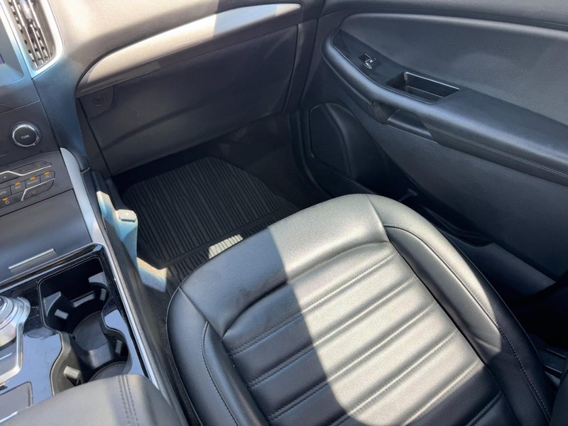 Ford Edge Vehicle Full-screen Gallery Image 15