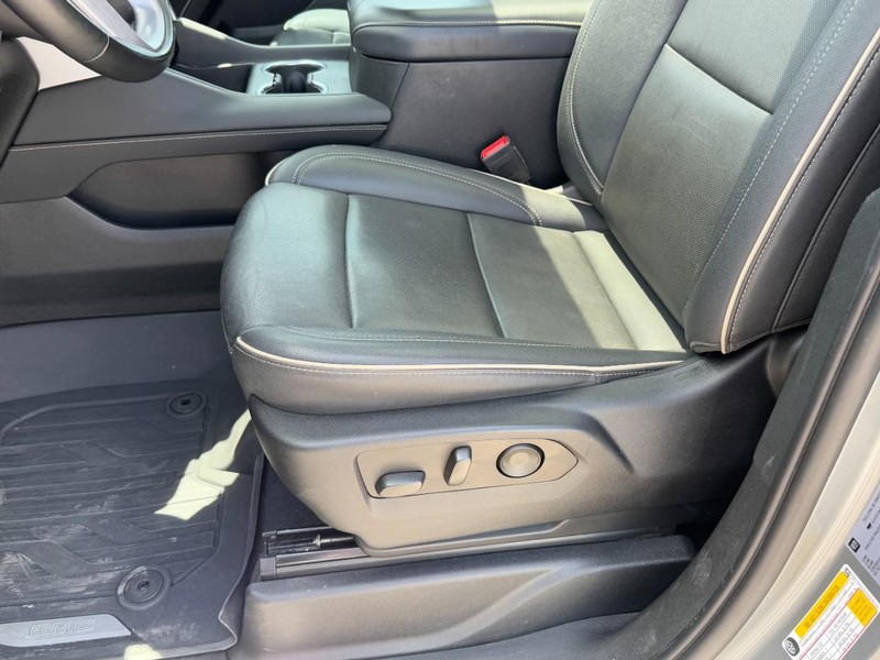 GMC Yukon XL Vehicle Image 24