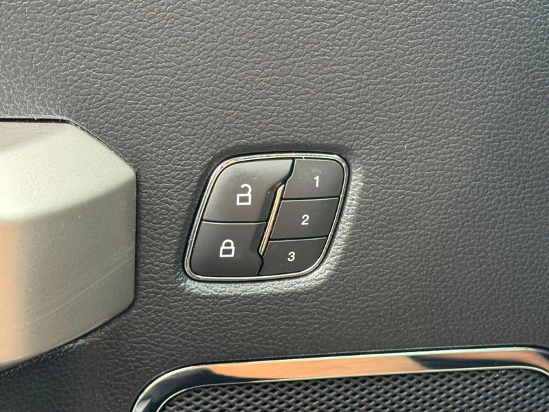 Ford F-150 Vehicle Full-screen Gallery Image 16