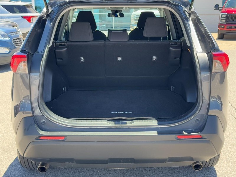 Toyota RAV4 Vehicle Full-screen Gallery Image 05
