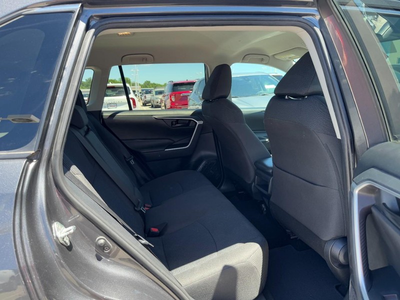 Toyota RAV4 Vehicle Full-screen Gallery Image 10