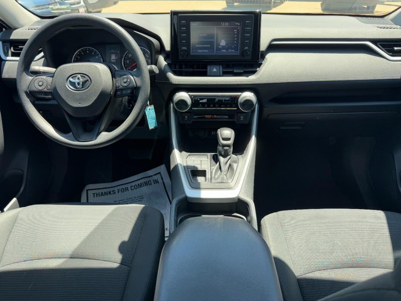 Toyota RAV4 Vehicle Full-screen Gallery Image 11