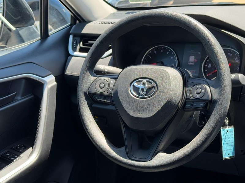Toyota RAV4 Vehicle Full-screen Gallery Image 12