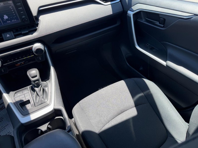 Toyota RAV4 Vehicle Full-screen Gallery Image 15
