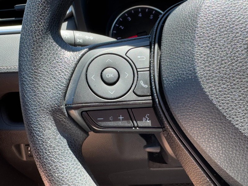 Toyota RAV4 Vehicle Full-screen Gallery Image 16