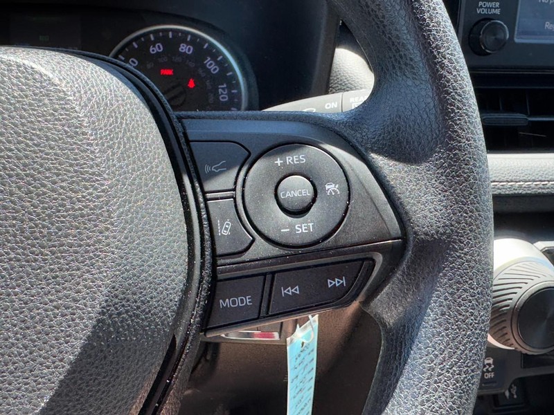 Toyota RAV4 Vehicle Full-screen Gallery Image 17