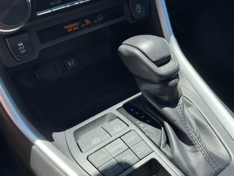 Toyota RAV4 Vehicle Full-screen Gallery Image 19