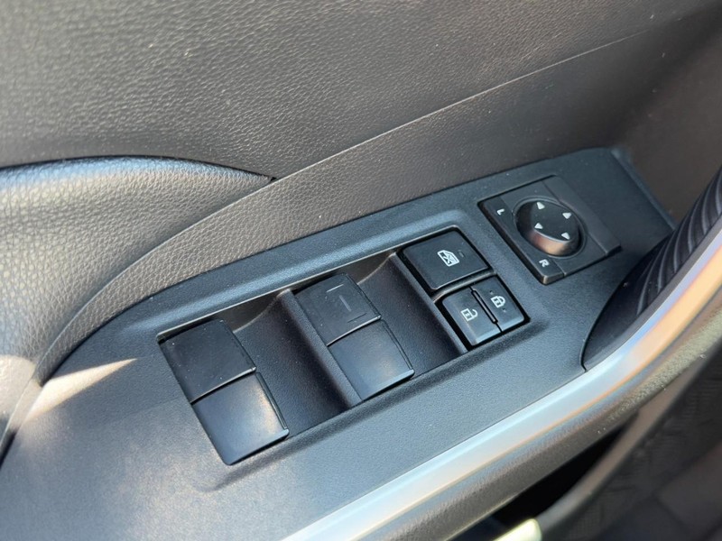 Toyota RAV4 Vehicle Full-screen Gallery Image 21