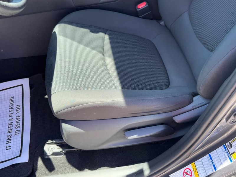 Toyota RAV4 Vehicle Full-screen Gallery Image 22