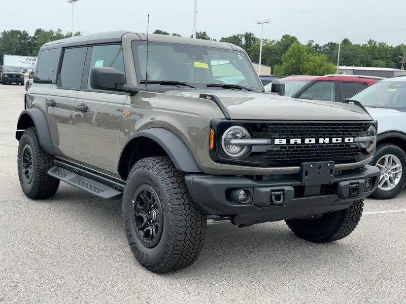 Ford Bronco Vehicle Full-screen Gallery Image 2