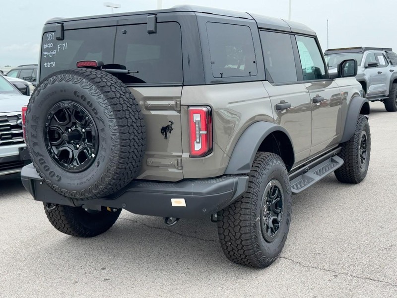 Ford Bronco Vehicle Full-screen Gallery Image 3
