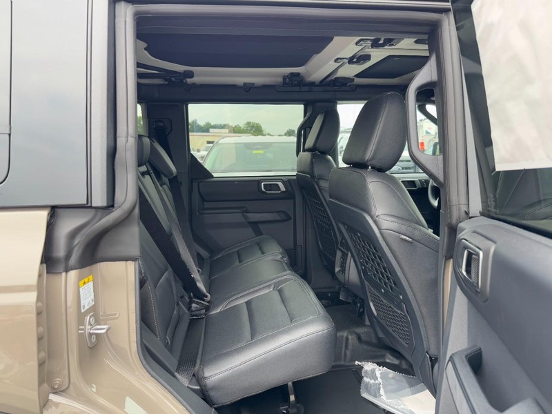 Ford Bronco Vehicle Full-screen Gallery Image 5