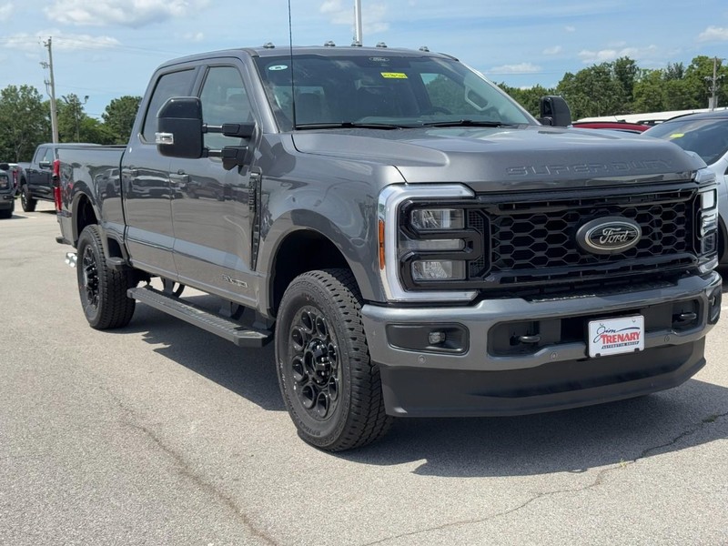 Ford Super Duty F-250 SRW Vehicle Full-screen Gallery Image 2