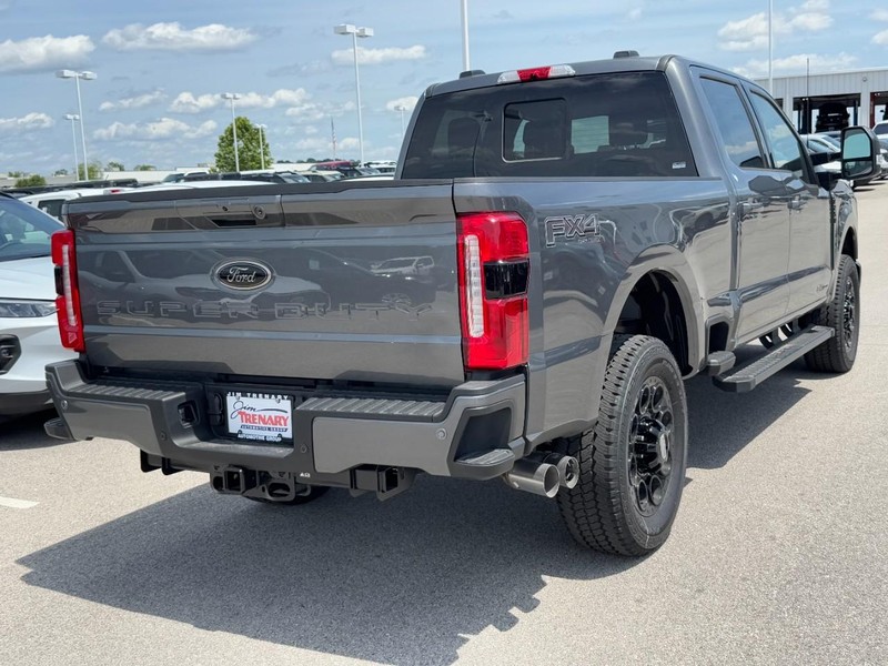 Ford Super Duty F-250 SRW Vehicle Full-screen Gallery Image 3