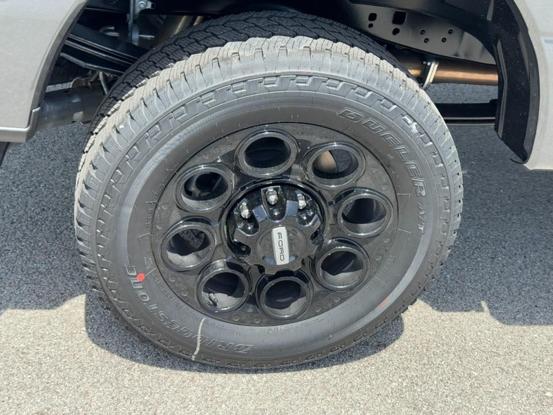 Ford Super Duty F-250 SRW Vehicle Full-screen Gallery Image 4