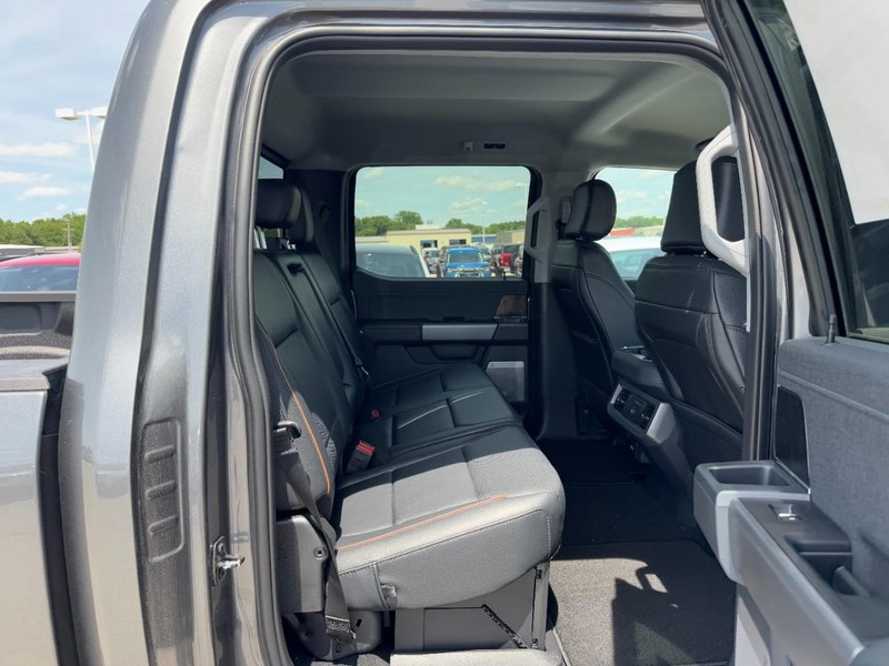 Ford Super Duty F-250 SRW Vehicle Full-screen Gallery Image 5