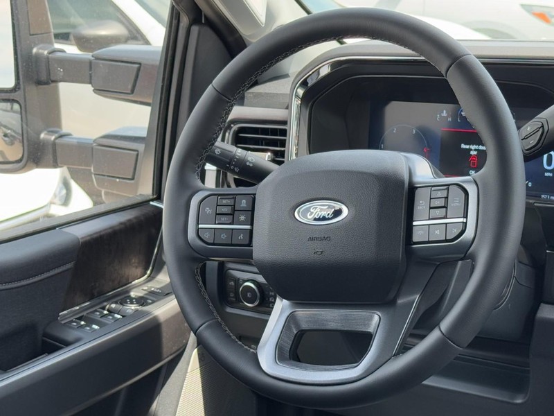 Ford Super Duty F-250 SRW Vehicle Full-screen Gallery Image 7