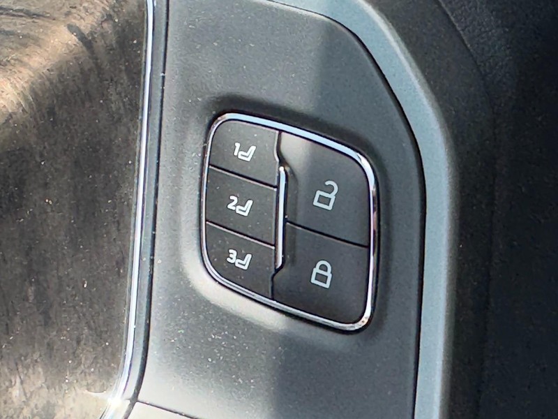 Ford Super Duty F-250 SRW Vehicle Full-screen Gallery Image 10