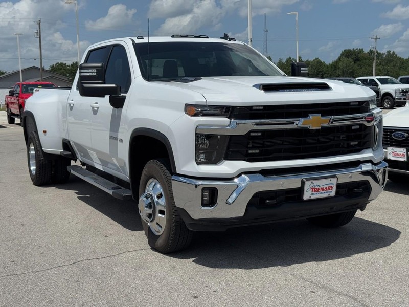 Chevrolet Silverado 3500HD Vehicle Image 02