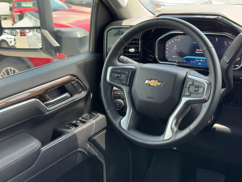 Chevrolet Silverado 3500HD Vehicle Image 12