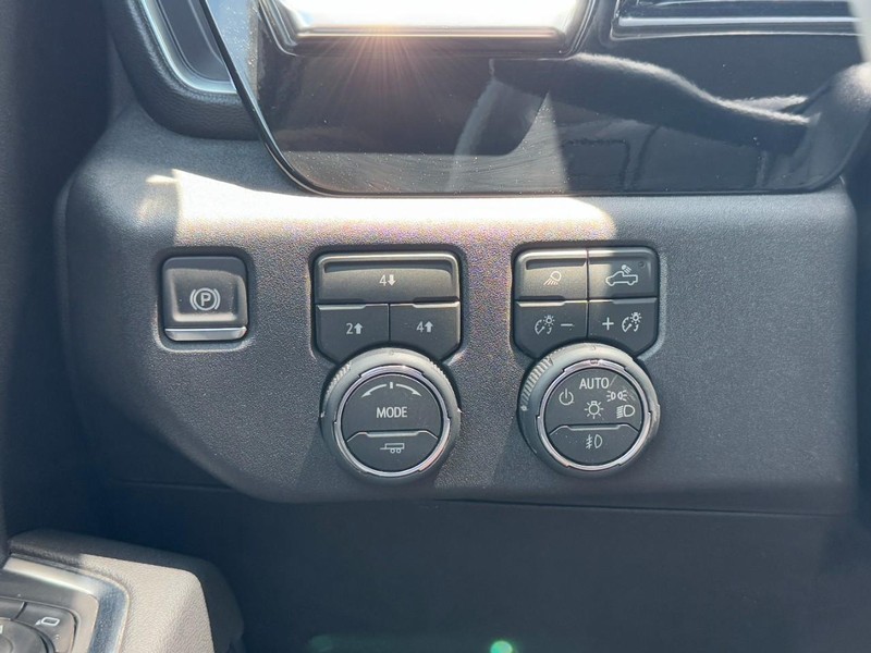 Chevrolet Silverado 3500HD Vehicle Image 16