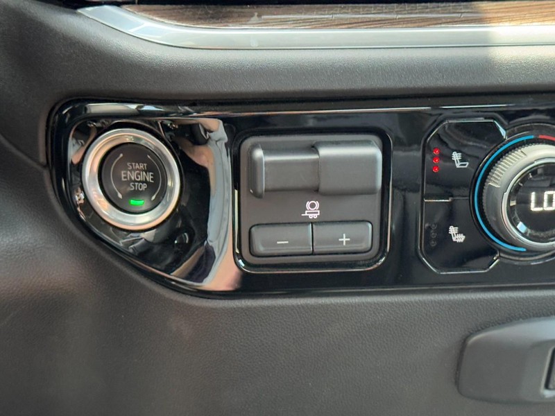 Chevrolet Silverado 3500HD Vehicle Image 20